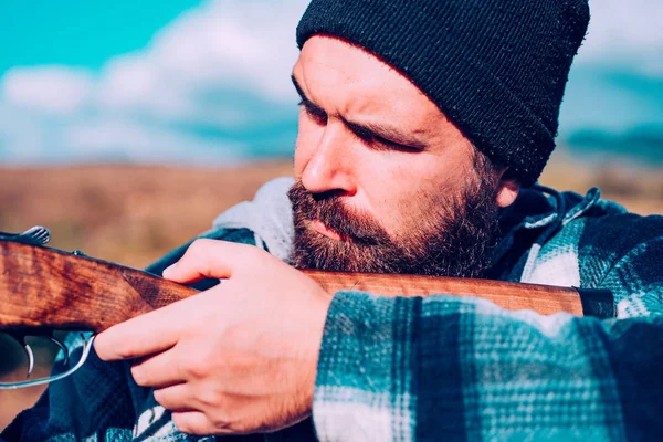 Tüfek tetiği çekti. Vintage hunter. Hunter avı av tüfeği silahla. Hunter Hedef lazer görme ile. Kartuşları av tüfeği. İzini.