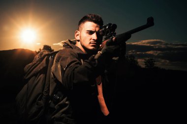 Avcı klasiği. Güzel Günbatımında Tüfek Avcısı Silueti. Avcının silueti. Satılık av malzemeleri. Sınırsız avlanma.