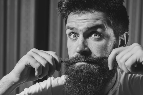 Sakallı adam saçını kuaförde berber tarafından elde. Eski vintage kuaför dükkanı kutup moda. Erkek istemci tarafından Kuaför Saç kesimi almak. Berber Dükkanı. Sakallı adam veya hipster.