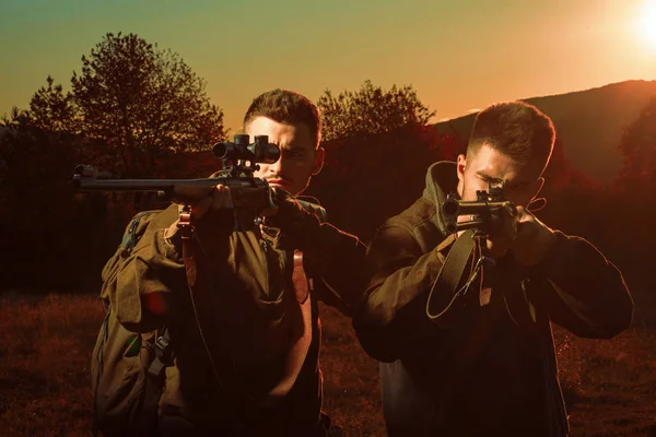 Fusil Hunter Silhouette dans Beautiful Sunset. Le jeu de chasse le plus réaliste jamais créé. Chasseur avec fusil puissant avec portée Repérage des animaux . — Photo