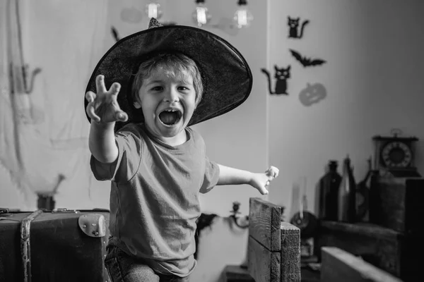 Cara de horror. Secretos de la magia para feliz Halloween. Fiesta de Halloween para niños y calabaza divertida. Chico gracioso . —  Fotos de Stock