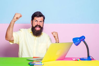 Yüz ifadesi. Ofis çalışanları kahkaha ile çığlık ve komik duygular ile duramaz. Crazy yöneticisi dizüstü bilgisayar ile toplantıda dostça konuşma yapıyor.