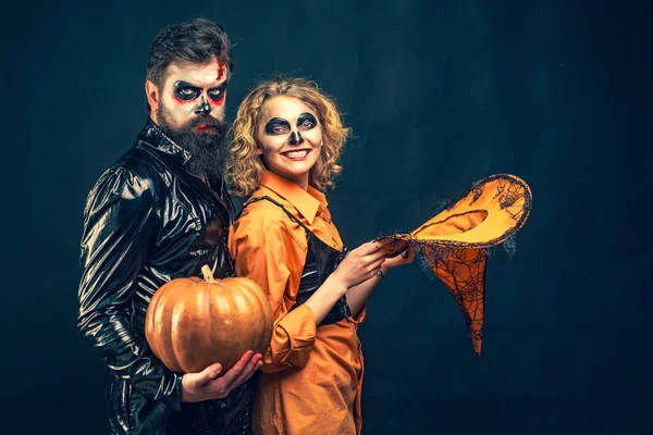 Primer retrato de Halloween de pareja divertida. Las mejores ideas para Halloween. Fiesta de Halloween y concepto de vacaciones . — Foto de Stock