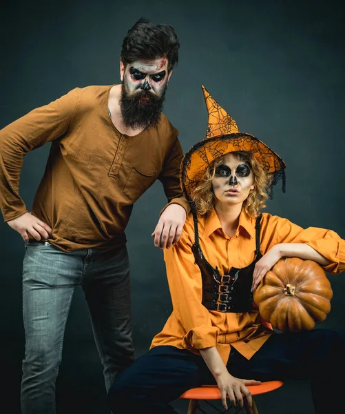 Halloween couple with pumpkin celebrating happy Halloween. Two friends at a Halloween party. — Φωτογραφία Αρχείου