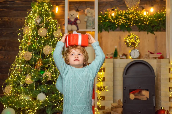 Crianças de Natal - conceito de felicidade. Um presente para o Pai Natal. Ambiente de Natal em casa. Alegre bonito criança abrir um presente de Natal. — Fotografia de Stock