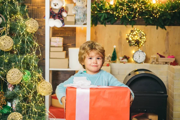 Miúdos giros a celebrar o Natal. Férias de Natal. Criança bonito feliz em chapéu de Papai Noel com presente ter um Natal. pequeno Papai Noel presente presente . — Fotografia de Stock