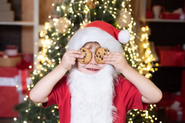 Noel kurabiyeleri ve süt. Tebrik Noel kartı. Şükran Günü ve Noel. Yeni Yılınız Kutlu Olsun. Sakallı ve bıyıklı küçük Noel Baba çocuğu.