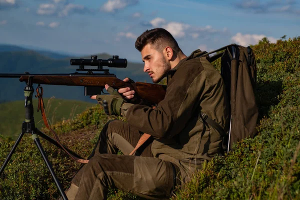 Braconnier de chasse illégal dans la forêt. Chasseur avec fusil de chasse après une chasse. Chasse en Russie . — Photo