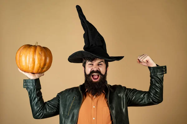 Ritratto di bell'uomo con zucca su sfondo isolato. Design per banner di Halloween. Bello uomo in cappello di Halloween con zucca - ritratto da vicino . — Foto Stock