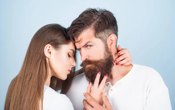 Retrato romántico de una sensual pareja enamorada. Tocando cuerpo y placer. Pareja retro. Romántico y amor. Pareja joven enamorada divertirse - San Valentín concepto de día . — Foto de Stock