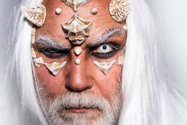 Büyüde gücüm var. Korku ve fantezi konsepti. Eski simya. Siyah arka planda bir Druid. Sihir ve masal kavramı. Drakula - Cadılar Bayramı konsepti. Kötü vampir adam..