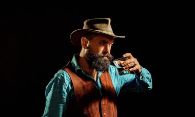 Eski geleneksel viski içeceği - beyler içecek. Şık zarif sakallı adam Bartender viski bardağı tutar. Şık zengin adam eski viski bir bardak tutan.