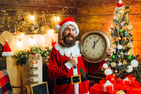 Χριστουγεννιάτικο ρολόι ή Χριστούγεννα. Ο Αϊ Βασίλης εύχεται Καλά Χριστούγεννα και ευτυχισμένο το νέο έτος. Ο Αϊ Βασίλης θέλει καλά Χριστούγεννα. Κακός Άγιος Βασίλης στο καπέλο της Σάντα. — Φωτογραφία Αρχείου