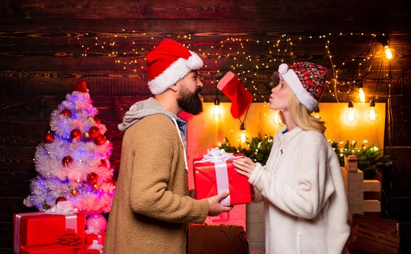 Ev Noel ruh hali genç bir güzel gülümseyen çift portresi. Kış tatilleri ve mutlu insanlar kavramı. Gece Kulübünde seksi bir çift. Seksi Kadınlar Sıcak Ünlüler. — Stok fotoğraf