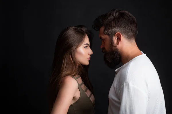 Secretos de fantasía. Un toque sensual. Pareja sensual cada vez más cerca de sentir los labios del otro. Amor apasionado. Retrato romántico de una sensual pareja enamorada. Caliente caliente joven dama abrazando amante gimiendo . — Foto de Stock