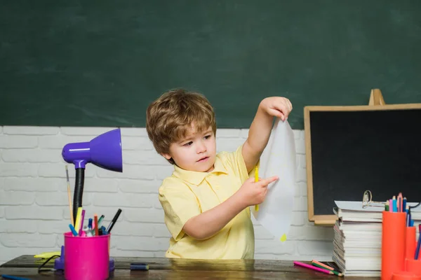 Rolig liten unge pekar upp på Blackboard-skolan koncept. Lycklig söt Smart pojke och söt liten flicka med bok. Utbildningsprocessen. Grundskola och gymnasium. — Stockfoto