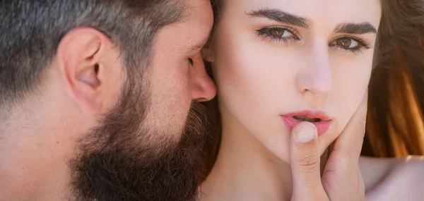 Disfrutando del placer. Una pareja cariñosa acariciándose. Relación íntima y relaciones sexuales. Mujer caliente gimiendo en éxtasis abrazando al hombre . — Foto de Stock