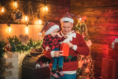 Oğluna tap. Sihirli atmosfer aile tatilleri. Babalık neşesi. Oğluyla geçirdiği niçin her anın tadını çıkar. Kış tatili konsepti. Tatillerini birlikte geçirin. Baba ve bebek oğlu evde Noel kutlamak