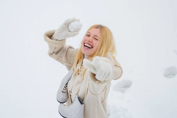Aufgeregtes blondes Haar Mädchen in Winterkleidung Outdoor. schöne Winterfrau, die draußen lacht. Schönheitsfreudige Mädchen haben Spaß im Winterpark. — Stockfoto