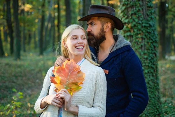 Retrato de outono ao ar livre Modelos lindos com luz do dia ensolarada. História de amor de outono - par de retrato no amor. A desfrutar do bom tempo. Casal feliz na caminhada de outono. Olá Outono . — Fotografia de Stock