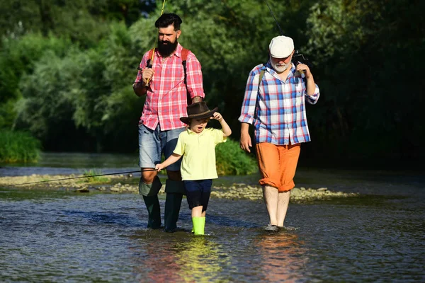 Tre generazioni di età: nonno, padre e giovane figlio adolescente. La pesca è diventata un'attività ricreativa popolare . — Foto Stock