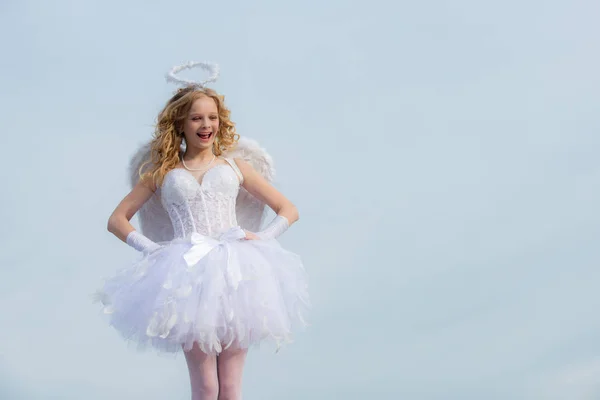 Chica ángel con halo en vestido de ángel blanco. Ángel alas bebé rezar. Un angelito enamorado. Hada real de cuentos mágicos. Día de San Valentín rezar Cupido. Cielo. . —  Fotos de Stock