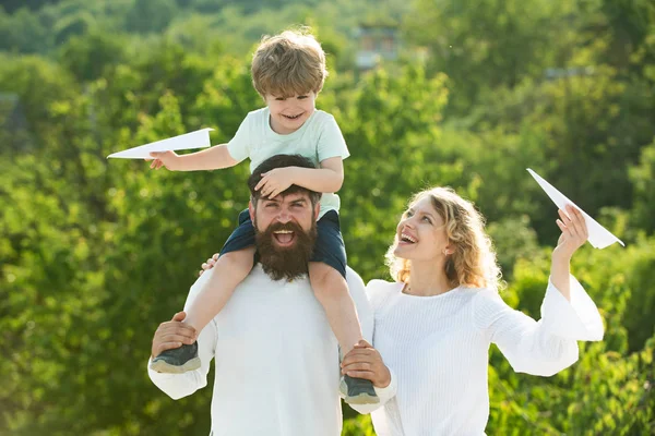 Couple romantique rétro hipster amoureux d'un enfant heureux. Joyeux famille avec enfant sur le terrain d'été - rêve de concept de vol. Concept de parentalité et d'enfance . — Photo