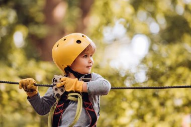 Çocuk bahçesi. Toddler bir ip oyun alanı yapısında tırmanma. Eco Resort Faaliyetleri. Denge kiriş ve halat köprüler. Güzel küçük çocuk tırmanma ve macera Park eğlenmek.