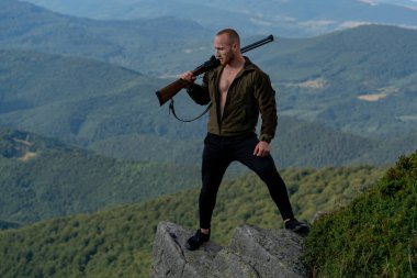 Çarpışma görüşü. Silahlı bir adam. Avcı adam. Avcı büyük oyunda ya da küçük oyunda. Avcı silahı olan bir avcı. Avcı tüfeklerinin kalibreleri. Vahşi Yaşam Avcılığı.