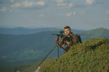 Dağ avı. Avcı adam. Avdan sonra tüfekli bir avcı. Dürbünlü Güçlü Tüfekli Avcı Hayvanları Gözlüyor. Amerikan av tüfekleri.