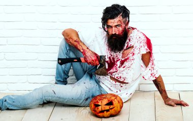 Cadılar Bayramı partisi için iblis. Cadılar Bayramı tatil kutlaması - Zombi kavramı. Kanlı suratlı şeytan adam. Cadılar Bayramı için kanlı bir deri. Cadılar Bayramı 31 Ekim.