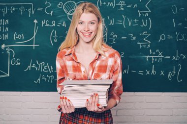 Genç üniversite öğrencisi çalışma salonunda zor sınava hazırlık duygusallık bakıyor. Seksi Öğrenci. Okula geri dön. Öğretmenler günü. Ders. Kitapları olan şehvetli kız öğrenci. Bilgi günü.