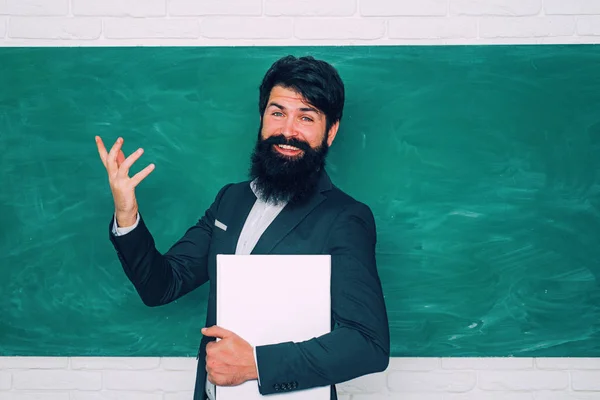 El maestro es un líder experto. Los buenos tutores son a menudo maestros de la comunicación. Tutoría. Concepto escolar. Día del conocimiento. Espacio de copia de concepto de escuela secundaria . —  Fotos de Stock