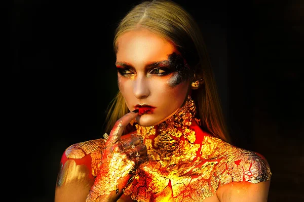 Halloween Lady z wakacji Glamour błyszczący profesjonalny makijaż. Halloween moda model dziewczyna z Golden Makeup. Halloweenowa wiedźma z jasnym makijażu. — Zdjęcie stockowe