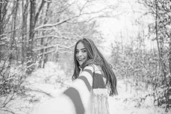 Vrouw winter portret. vrouwen op berg. Meisje speelt met sneeuw in park. — Stockfoto