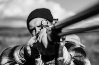 Lazer görüşlü Hunter Target. Çarpışma görüşü. Avlanan av tüfekli bir avcı. Lazer görüşlü Hunter Target. Avcı tüfeği ormanda. Ormanda kaçak avcı..