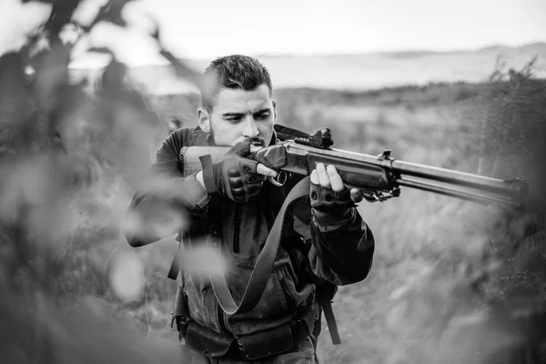 Hunter míření puška v lese. Hunter s brokovnicí zbraní na lov. Vystopovat. — Stock fotografie