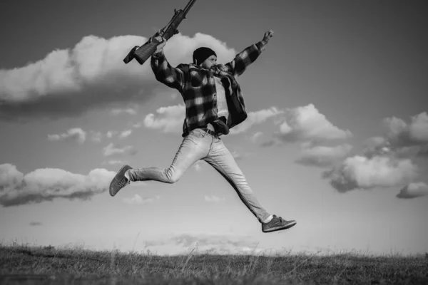 Feliz cazador. Hunter con escopeta a la caza . — Foto de Stock