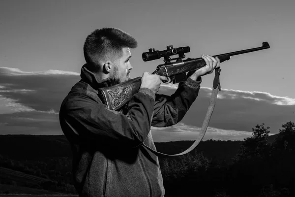 Équipement de chasse - Fournitures et équipement de chasse. Chasseur avec fusil de chasse en chasse. Chasseur avec fusil puissant avec portée Repérage des animaux. — Photo