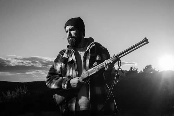 Gewehr Jäger Silhouette in schönen Sonnenuntergang. Jäger in der Herbstjagdsaison. Jagd ist die Praxis, Tiere zu töten oder zu fangen. — Stockfoto