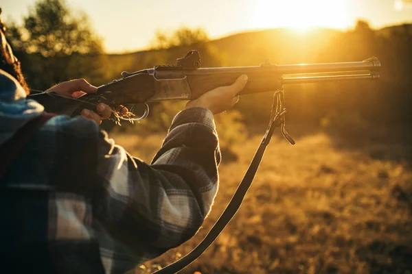 Jägare med hagelgevär pistol på jakt. Illegal jakt tjuvskytt i skogen. Amerikanska jaktgevär. Jakt utan gränser. — Stockfoto