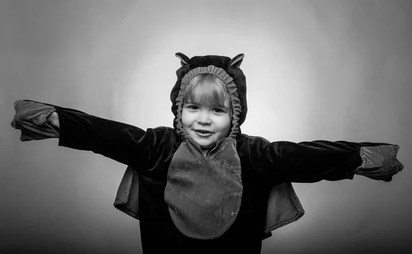 Bambino felice ad Halloween sul Mondo. Dolcetto o scherzetto. Vestiti di Halloween e costumi di Dracula. Le migliori idee per Halloween. Jack-o-lanterne. La caramella più popolare per Halloween. — Foto Stock