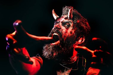 Cadılar Bayramı canavarı gibi giyinmiş sakallı adam. Cadılar Bayramı'nda kan makyajlı sakallı adam. Cadılar Bayramı konsepti. Şapka korkunç Halloween adam - stüdyo yakın çekim.