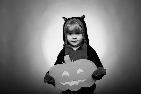 Söpö poika hallowwenin karnevaaliasussa. Halloween koristelu ja pelottava lapset käsite. Halloween-tausta. 31 päivänä lokakuuta. — kuvapankkivalokuva