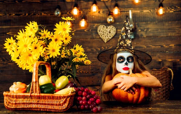 ハロウィーンの装飾の背景に魔女の頭蓋骨と面白い。ハロウィーンの休日のコンセプト。アメリカの子供はハロウィーンを祝う. — ストック写真