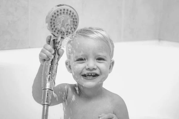 可爱的婴儿正在洗澡时洗头。医疗和日常工作的概念。婴儿洗完澡后用毛巾。儿童浴池. — 图库照片