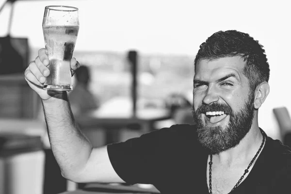 Hezký barman, co drží pivo. Muž má sklenici piva. Užijte si to v hospodě. Pivní čas. — Stock fotografie