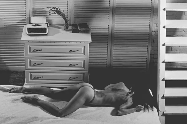 Szexi meztelen nő a fehérnemű az ágyban. Az első szexuális élmény. Szexi görbék lány seggét. Szexi zene és énekesmadár - kell érzéki. — Stock Fotó