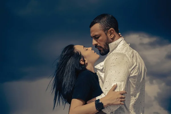 Beijos de casal sensuais. Belo abraço de casal jovem. Conceito de amor. O casal está a abraçar-se. Casal de amor da paixão. Momento romântico. Bonito muscular cara e incrível sexy mulher . — Fotografia de Stock