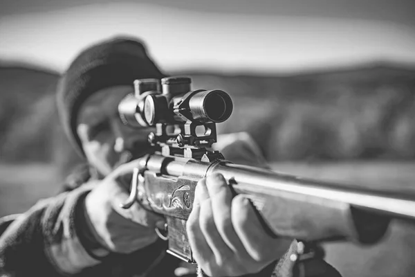 Hunter s výkonné pušky s rozsahem pozorování zvířat. Hunter s brokovnicí zbraní na lov. Lovec v lovecké sezóně podzim. — Stock fotografie